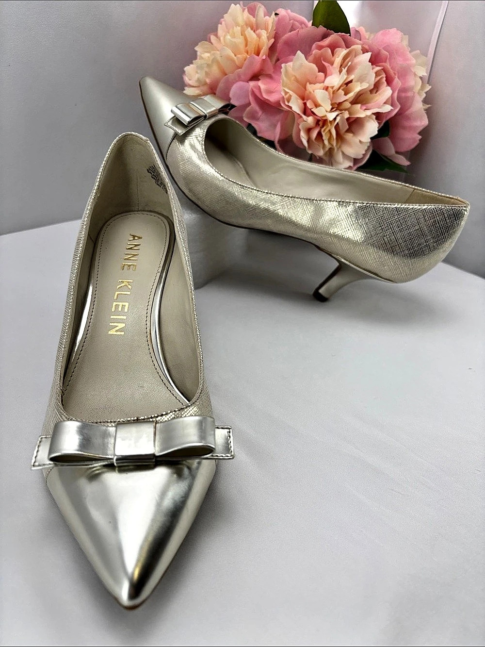 Anne Klein AKFlouncy Womens 8.5M Bow Kitten Heel Pumps in Silver & Gold #770